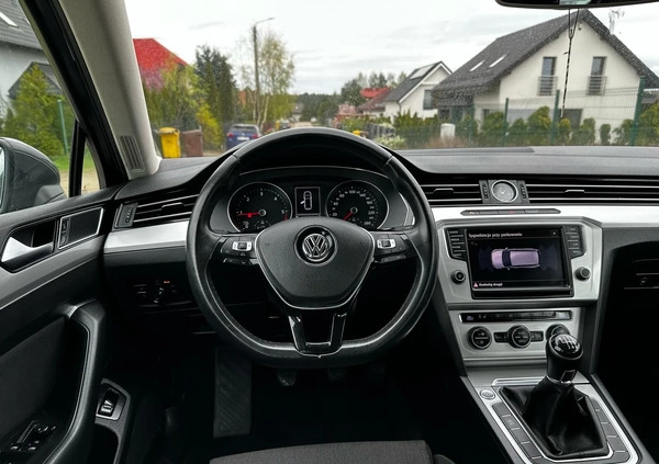 Volkswagen Passat cena 46900 przebieg: 287517, rok produkcji 2014 z Pieniężno małe 79